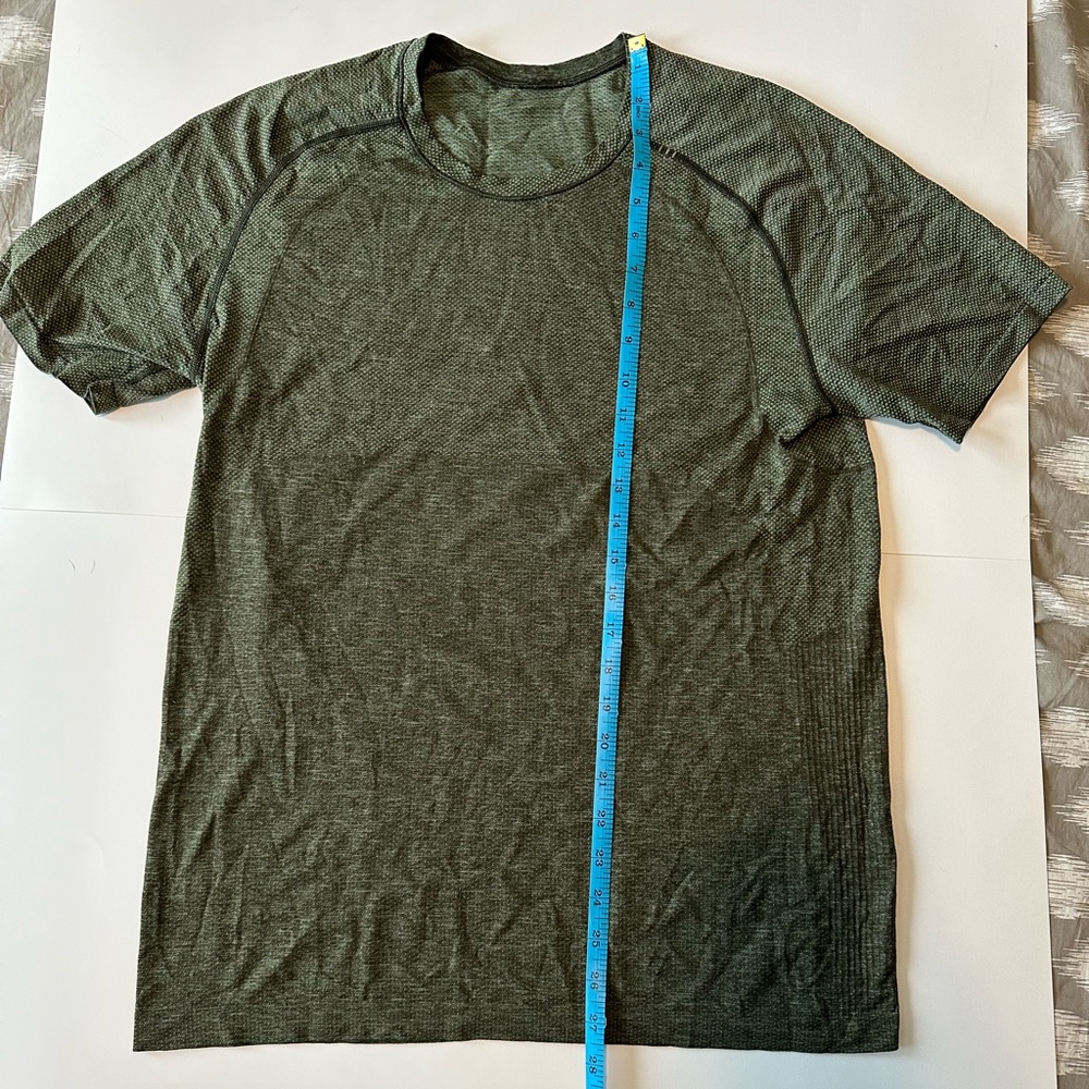 Lululemon men’s workout tee size medium m metal vent tech shirt green